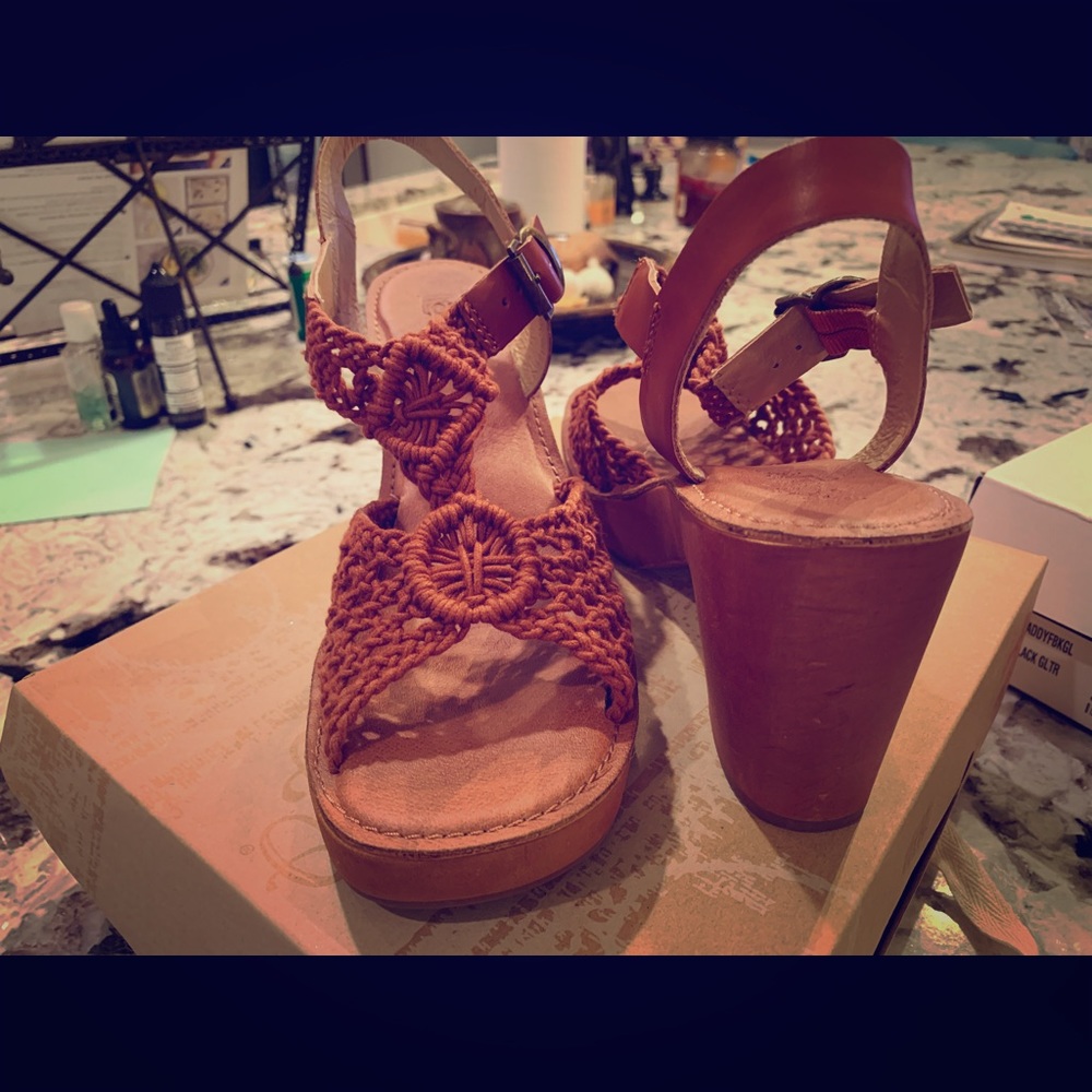 Latigo sandals